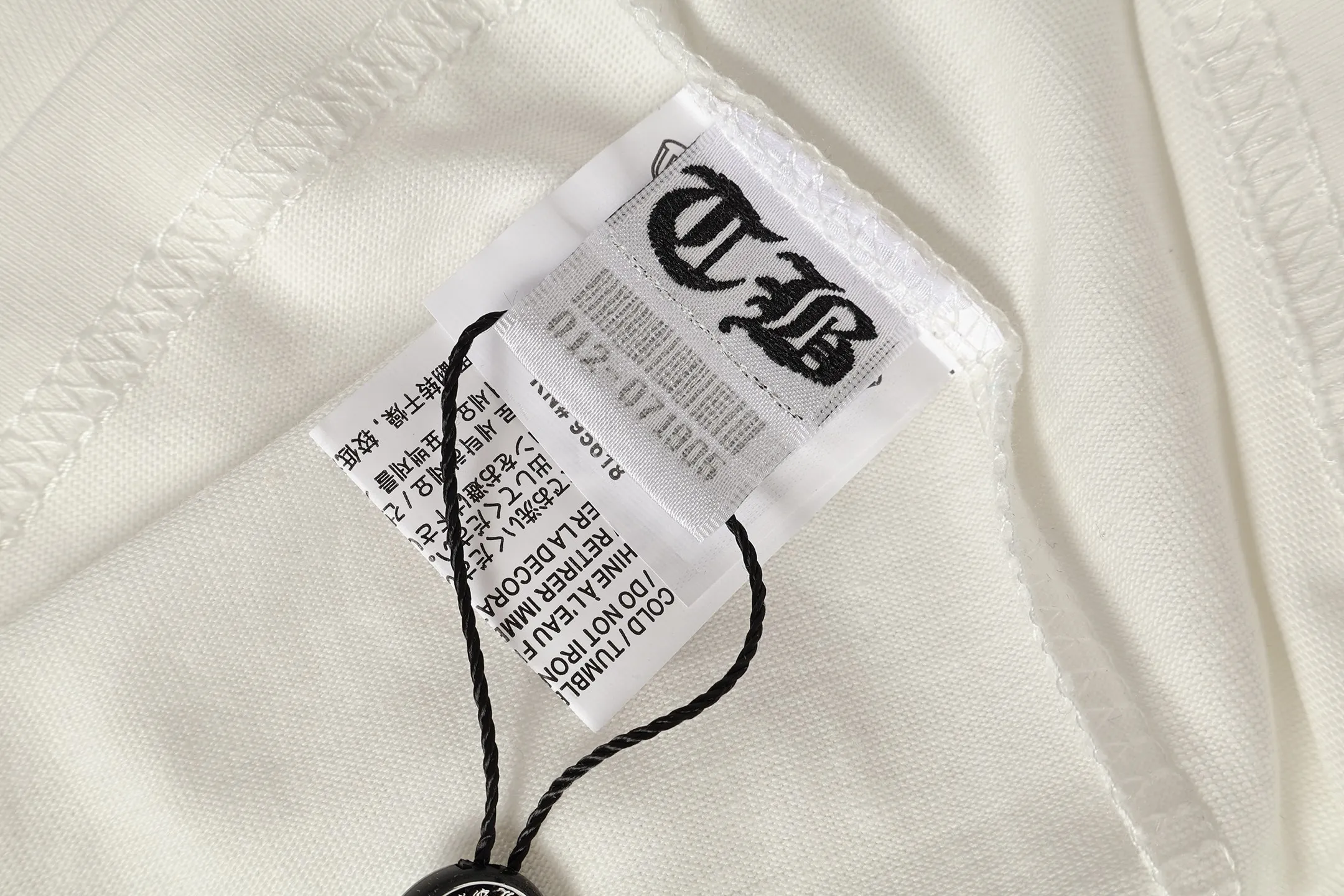 P150 Cross-border running quantity model, please do not place an order if you are pursuing quality - Chrome Hearts/Chrome Heart Cross Sanskrit short-sleeved T-shirt - High weight, high density and high quality. The wool is soft, delicate and skin-friendly. It feels soft and silky. It has excellent warmth and skin-friendly properties. - Customized weaving and dyeing, no color difference. No matter the fabric or workmanship details, it is better than the ordinary version on the market. -Colour: black white -Size: S M L XL